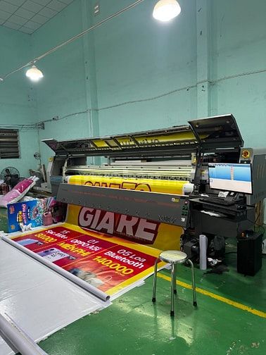 Nhân viên vận hành máy in kĩ thuật số