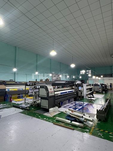 Nhân viên vận hành máy in kĩ thuật số