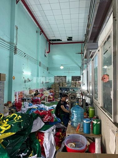 Nhân viên vận hành máy in kĩ thuật số