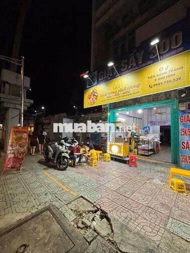 Tiệm bánh tráng trộn 9 Giờ Hơn tìm đồng đội