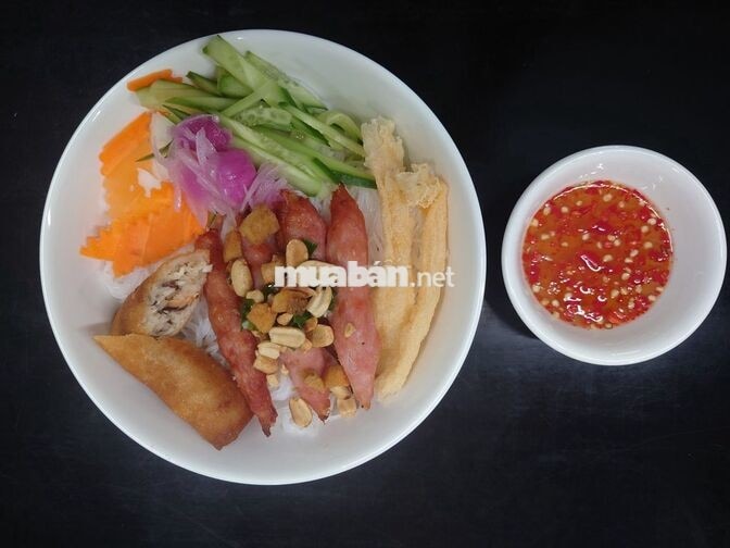 Cần người phụ quán ăn