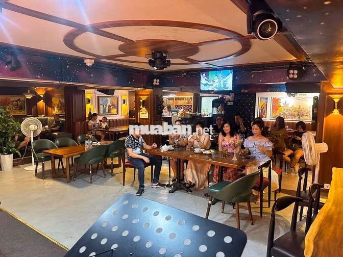 Tuyển nhân viên phục vụ phòng trà có ăn uống