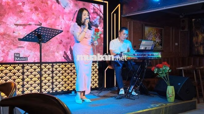 Tuyển nhân viên phục vụ phòng trà có ăn uống