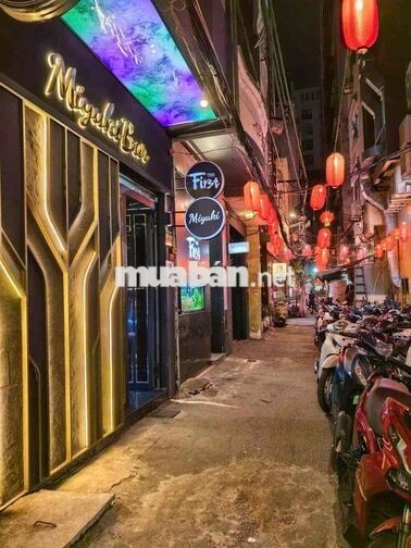 Tuyển dụng nhân viên nữ, biết ngoại ngữ