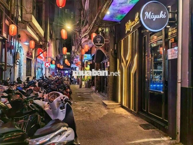 Tuyển dụng nhân viên nữ, biết ngoại ngữ