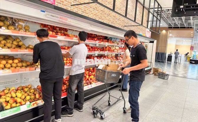 AEON LONG BIÊN TUYỂN 25 NAM LẮP NHÃN DÁN SIÊU THỊ