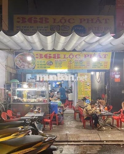 NHÂN VIÊN PHỤC VỤ QUÁN ĂN 368 LỘC PHÁT