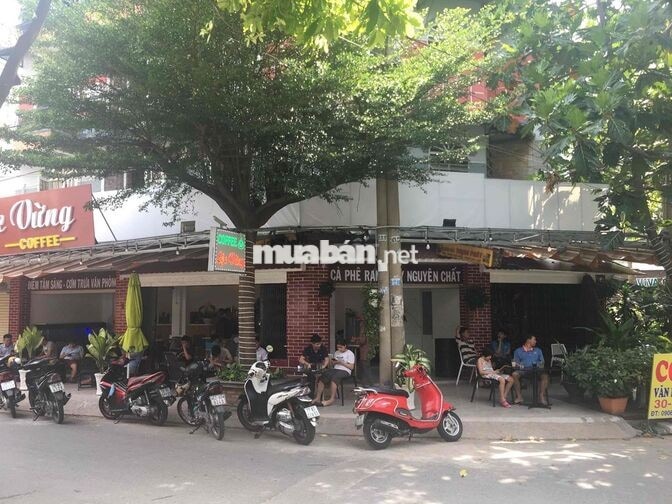nhân viên phục vụ quán cafe gần cầu Tham Lương