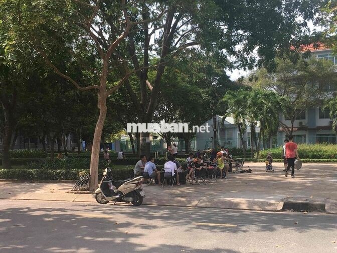nhân viên phục vụ quán cafe gần cầu Tham Lương
