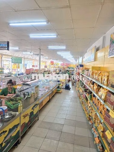 NHÂN VIÊN THU NGÂN VÀ KHO TRƯNG BÀY