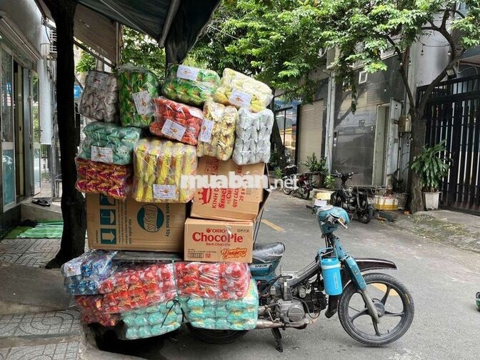 NHÂN VIÊN GIAO HÀNG XE MÁY VÀ LÀM VIỆC KHO