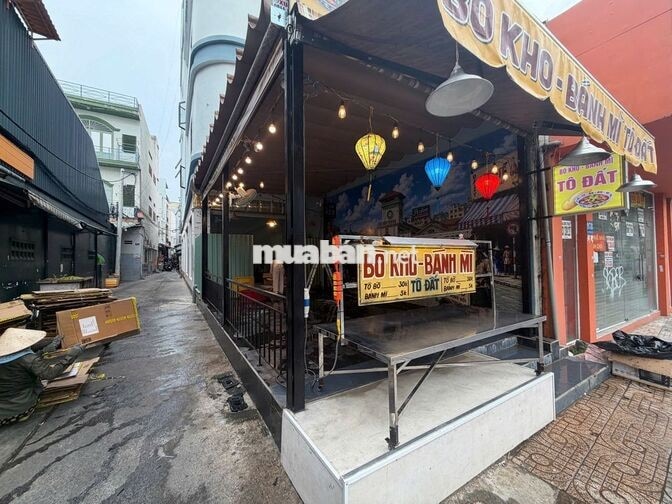 Tuyển Nữ Phụ Bán Bánh Mì Bò Kho
