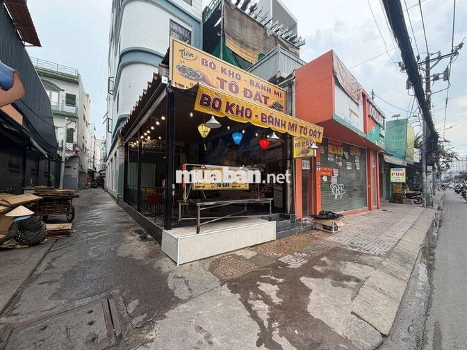 Tuyển Nữ Phụ Bán Bánh Mì Bò Kho