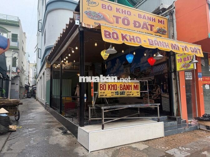 Tuyển Nữ Phụ Bán Bánh Mì Bò Kho