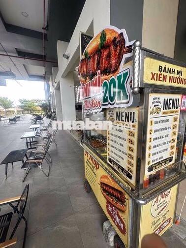 Nhân Viên Bán Bánh Mì