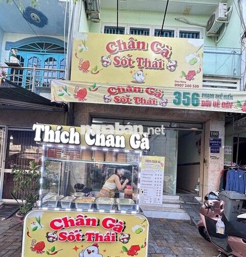 nhân viên quán chân gà