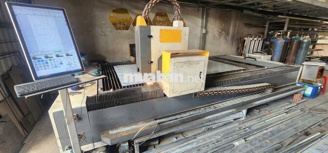 Tuyển: Thợ cơ khí + Thợ Quảng Cáo