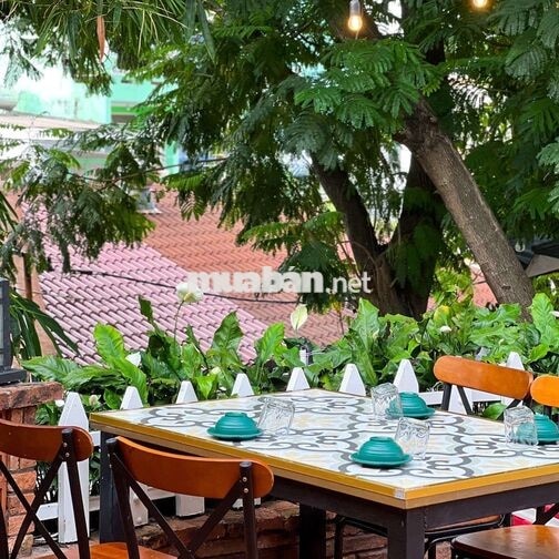 TUYỂN PHỤC VỤ NHÀ HÀNG SÂN VƯỜN