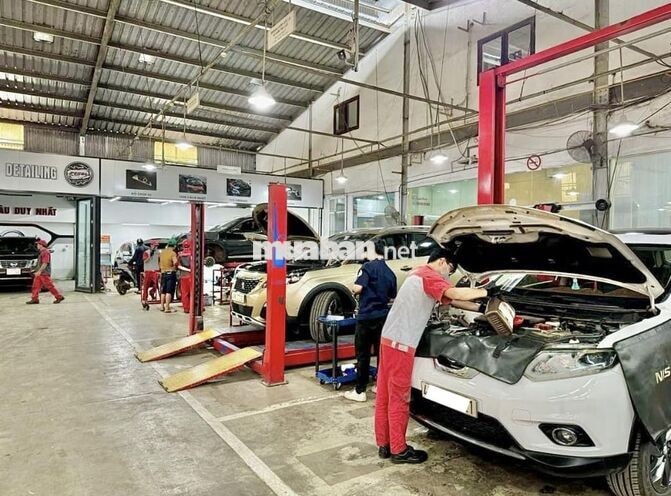 Kỹ thuật viên sửa chữa ô tô