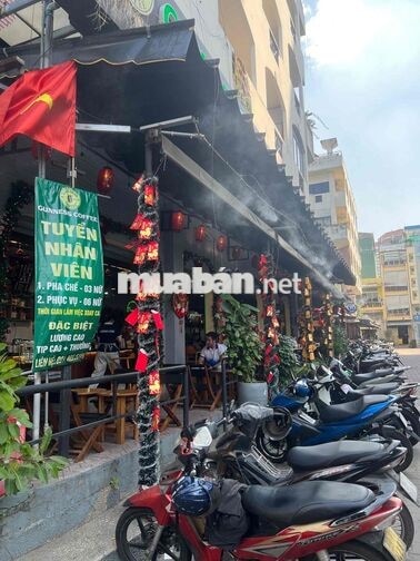 phục vụ quán cà phê sịn sọn