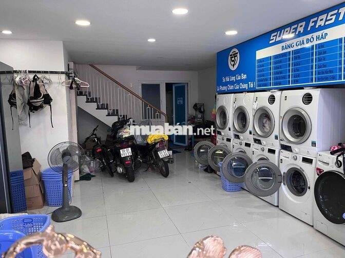 Nhân viên vệ sinh giày + giặt sấy