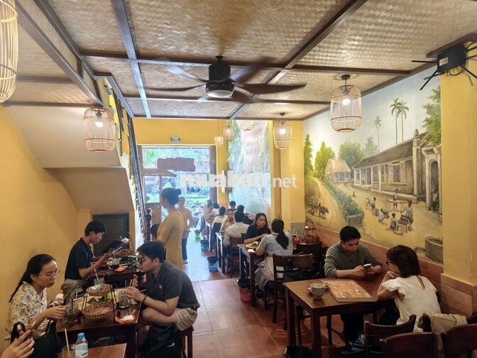 NHÂN VIÊN PHỤC VỤ - BÚN ĐẬU - HOÀI NIỆM QUÁN