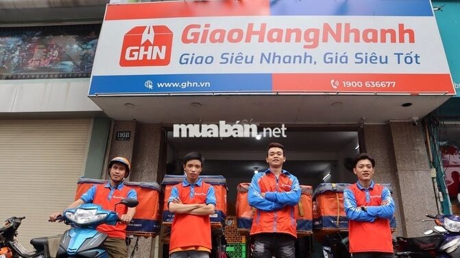 Shipper Tài xế giao hàng bưu phẩm kho