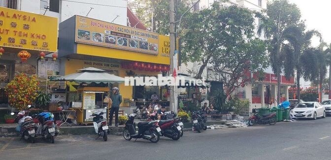 Nhà Phan Tuyển nhân viên phục vụ Q7