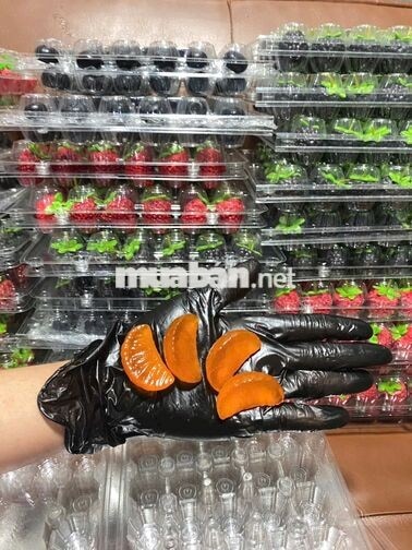 Nhân viên đống gói sản phẩm bánh kẹo...