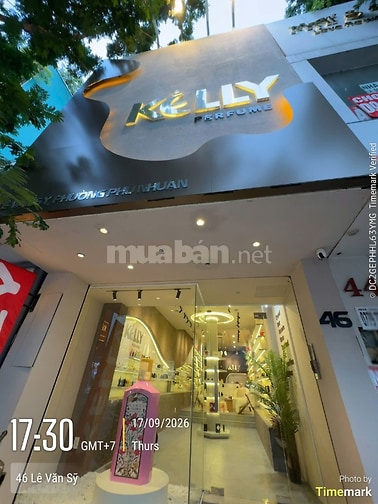 Nhân viên bán hàng tư vấn hương