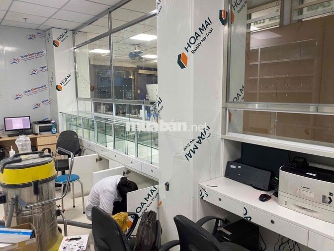 Tuyển thợ nhôm kính sắt