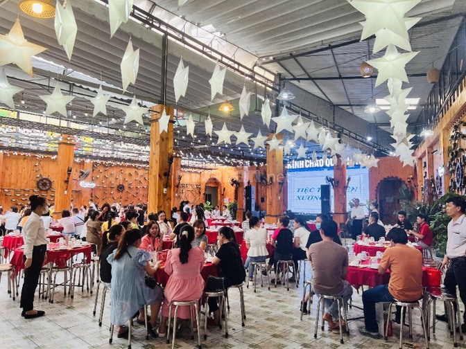 Làng ẩm thực 126 Cần 10 phục vụ - lễ tân - PR
