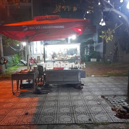 Nhân viên phụ quán nhậu cháo lòng