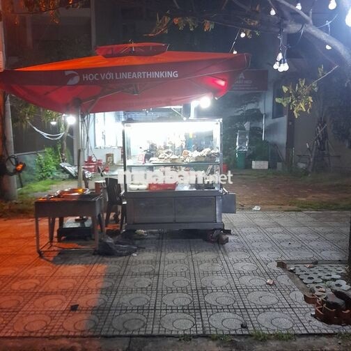 Nhân viên phụ quán nhậu cháo lòng