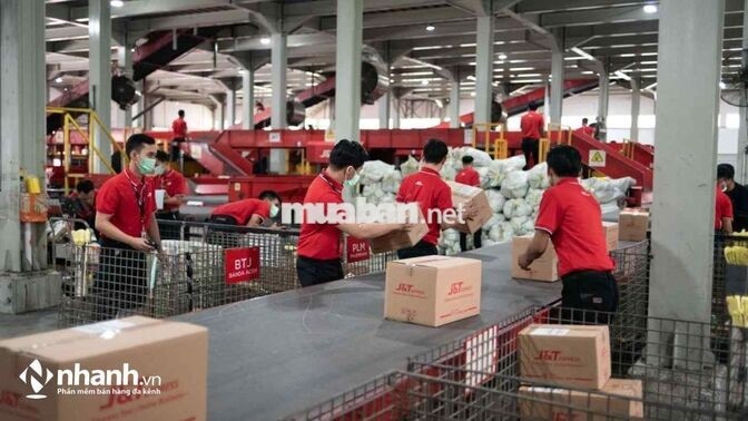 NHÂN VIÊN PHÂN HÀNG TẠI KHO HÒA KHÁNH