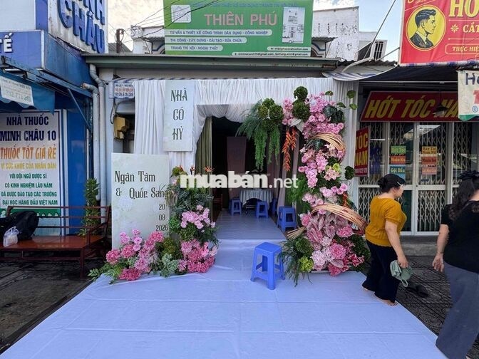 Tuyển nhân viên theo phụ tiệc cưới cuối năm