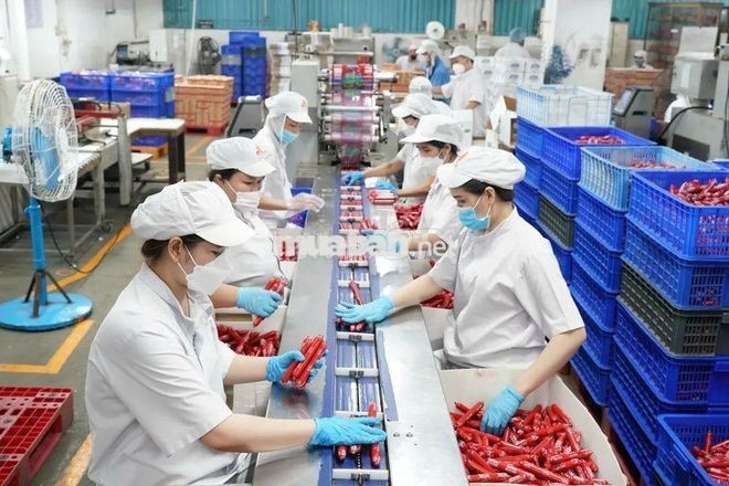 Công nhân phụ kho nhà máy thực phẩm Nơ Trang Long