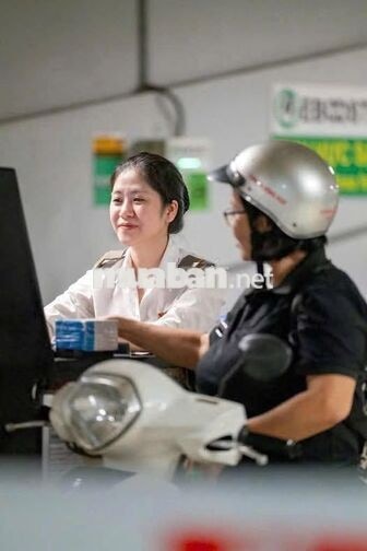 Nhân viên Nữ quẹt thẻ xe, Nam tuần tra