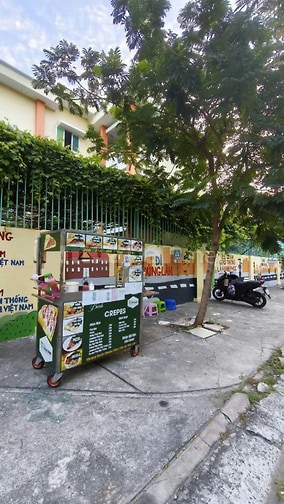 Nhân viên bán bánh Crepes Pháp