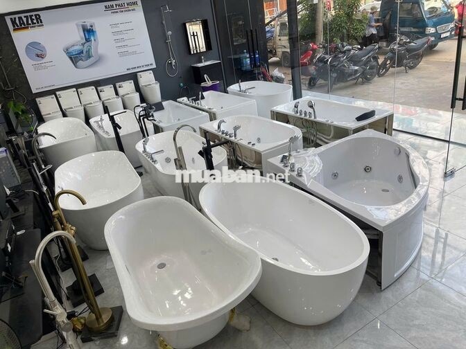 2 nhân viên lắp đặt và bảo hành thiết bị phòng tắm