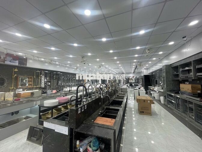 2 nhân viên lắp đặt và bảo hành thiết bị phòng tắm
