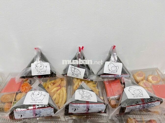 Bán sushi, cơm nắm đóng gói sẵn trước cổng trường 