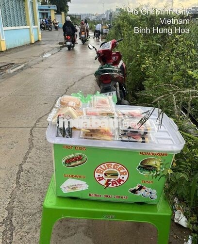Bán sushi, cơm nắm đóng gói sẵn trước cổng trường 