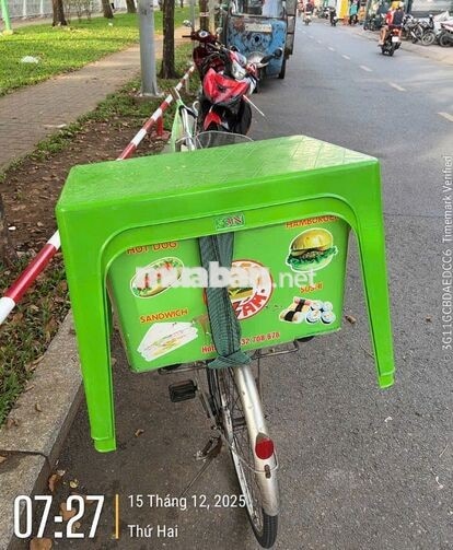 Bán sushi, cơm nắm đóng gói sẵn trước cổng trường 