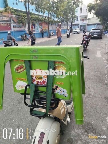 Bán sushi, cơm nắm đóng gói sẵn trước cổng trường 
