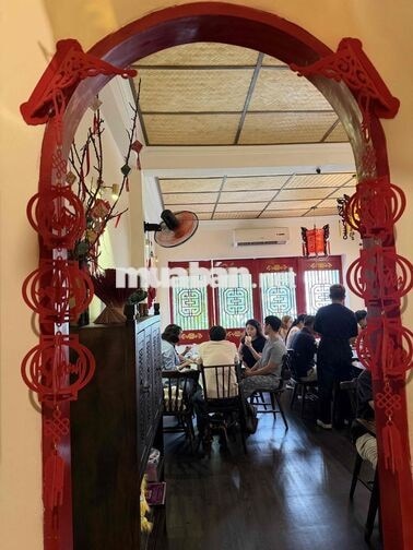*** nhân viên phục vụ tại Phan Xích Long