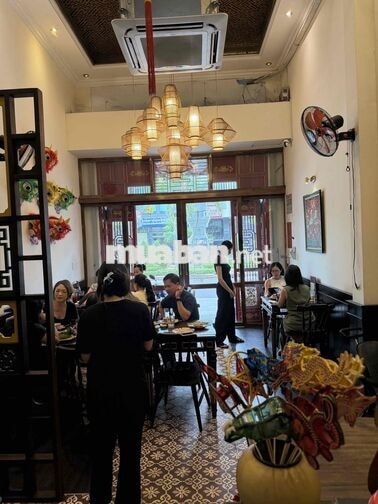 *** nhân viên phục vụ tại Phan Xích Long