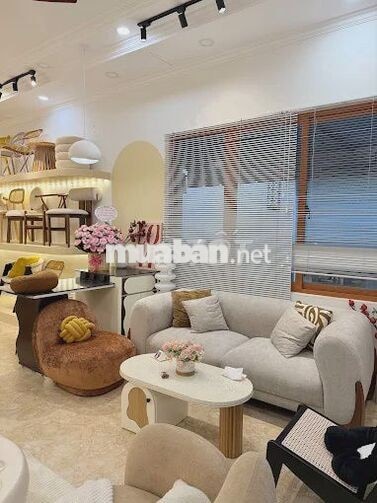 Nhân viên Giám sát và Vận hành Nội thất