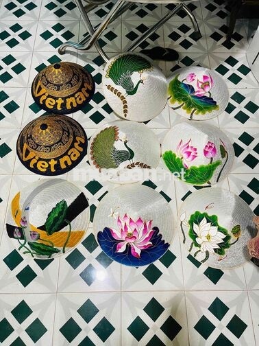 vẽ nón bằng màu acrylic
