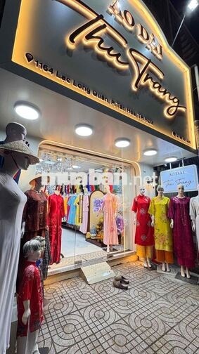 nhân viên bán hàng quần áo